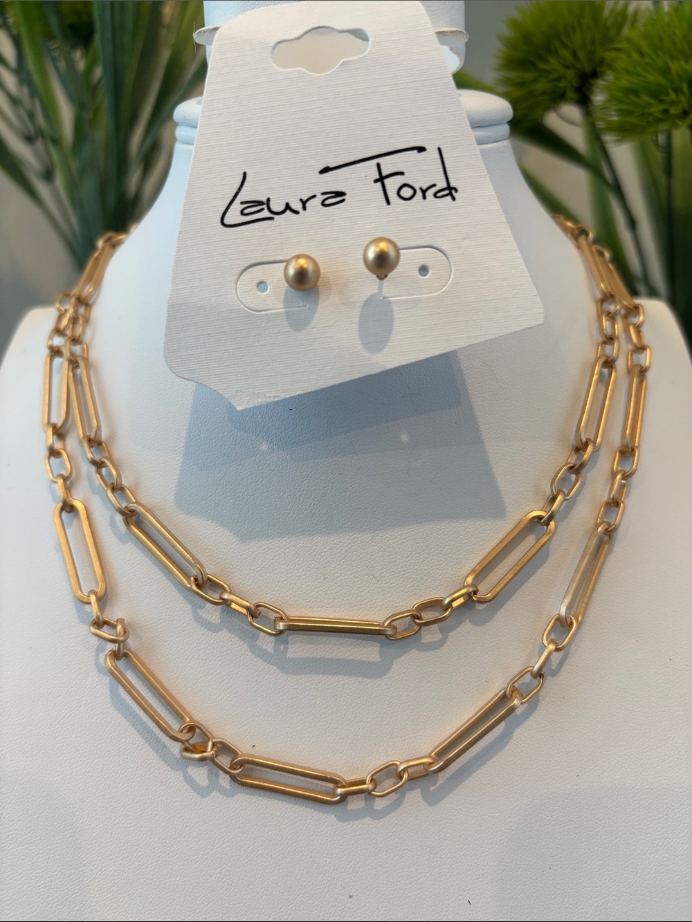 Laura Ford Goldtone elongated
paperclip-style, double or single layer versatile
